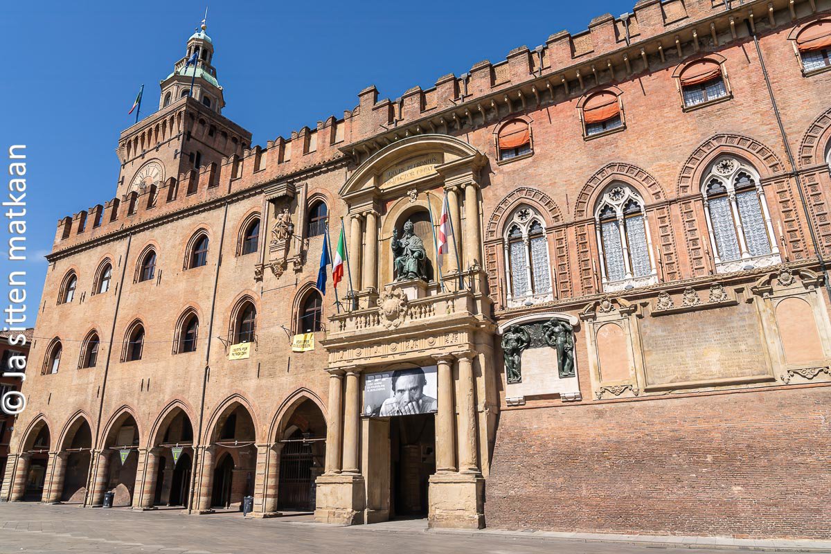 Bolognan nähtä­vyyksiä - Palazzo D’Accursion kellotorni