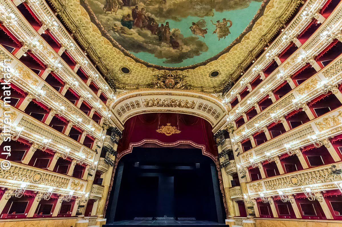 Napolin nähtävyyksiä - Teatro San Carlo